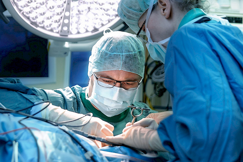 Stefan Plontke im OP-Saal: Sein Team hat die weltweit erste Implantation eines neuen Hörsystems seit der offiziellen Zulassung durchgeführt