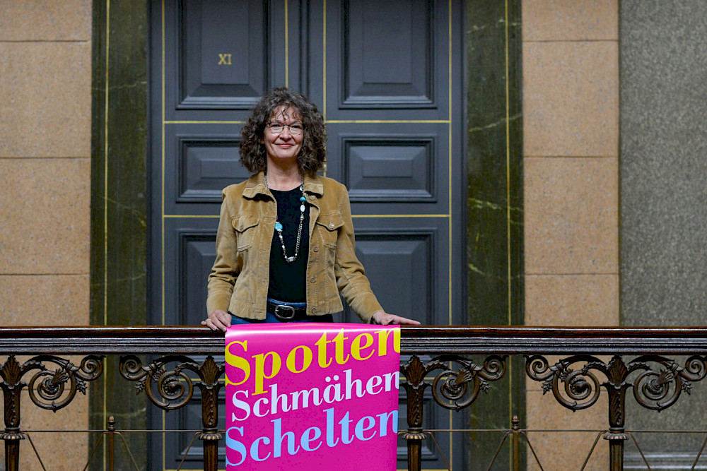 Andrea Seidel - hier bei der ersten Ausstellung 2022 im Löwengebäude - hat mit ihren Studierenden erneut zum Thema Schimpfwörter gearbeitet, diesmal im Leipziger Stadtarchiv.