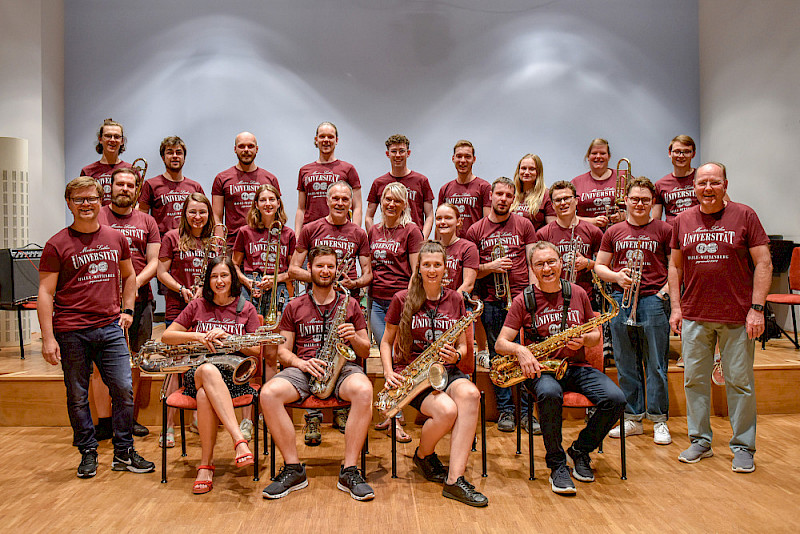 Die Uni-Bigband im Jahr 2023 vor ihrer großen USA-Reise. In der ersten Reihe rechts sitzt Stefan Plontke.