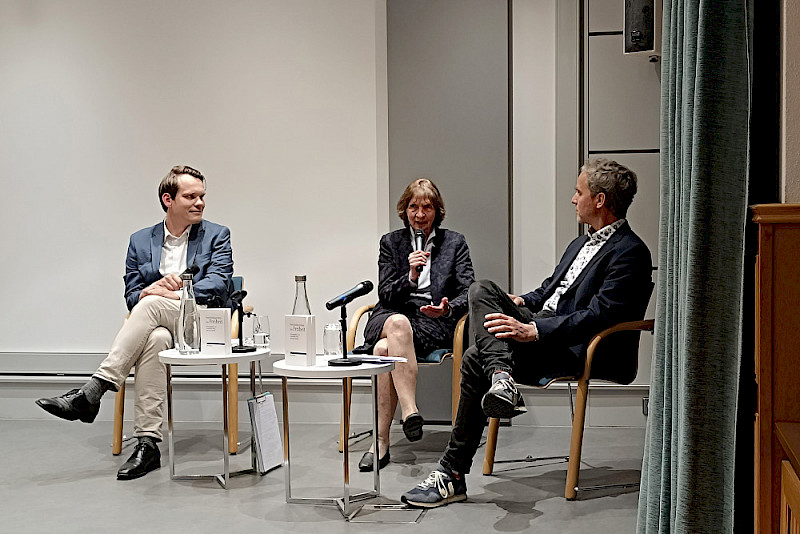 Im Podium der Diskussionsrunde saßen Karl Tetzlaff, Referentin Aleida Assmann und Constantin Plaul (von links).