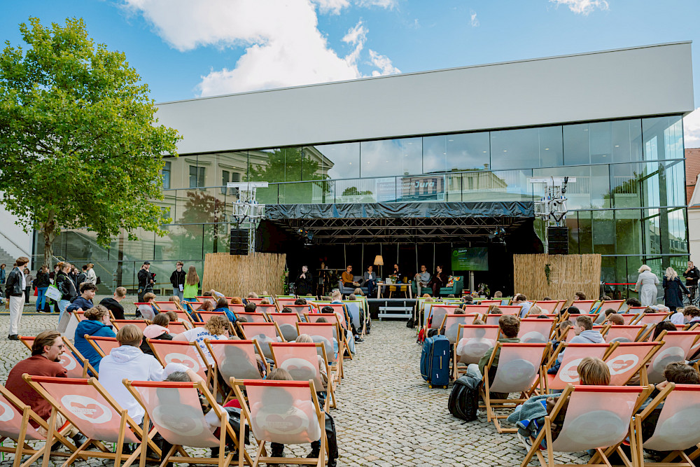 Der Ersti-Talk fand auf der neu gestalteten Wohnzimmerbühne statt - mit Publikum in Liegestühlen.
