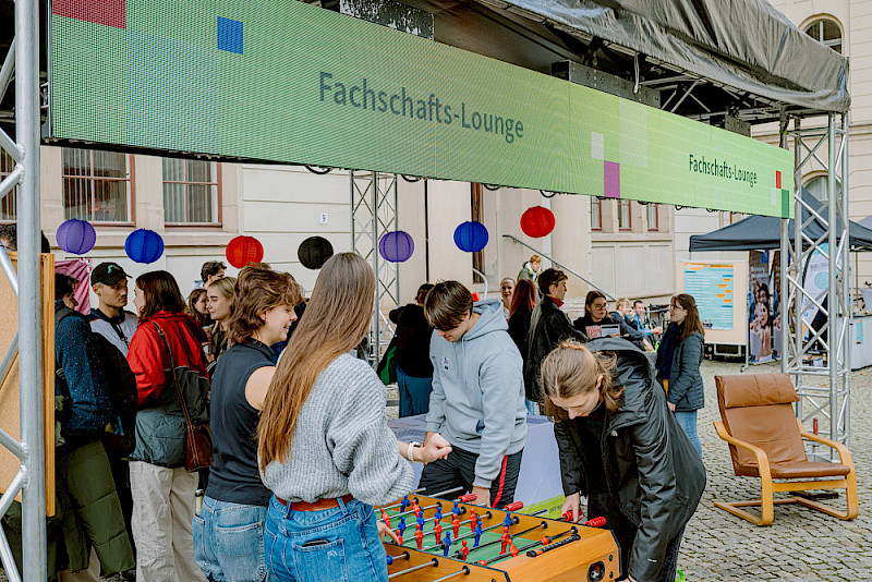 In der Fachschafts-Lounge wurde unter anderem Tischkicker gespielt. Hier gab es auch ein Interessens-Speeddating.