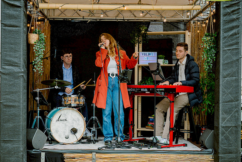 Auf der Musiker-Bühne traten Künstlerinnen und Künstler der Region auf - hier "Volume 8".