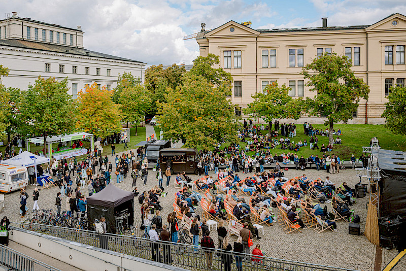 Blick von oben auf den Uniplatz am Ende des Tages