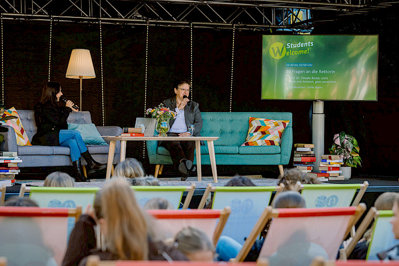 Rektorin Claudia Becker (rechts) nahm für das neue Format "10 Fragen an" als Erste auf der Wohnzimmerbühne Platz. Die Fragen stellte Magdalena Baier.