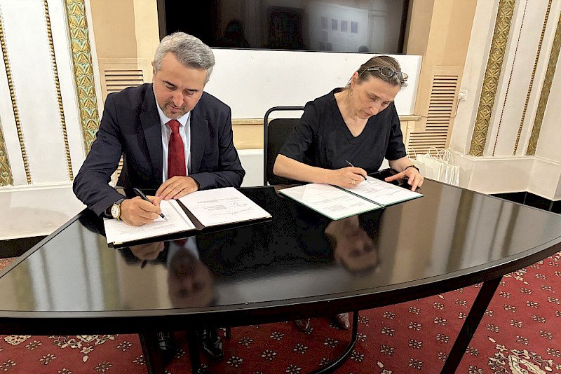 Cornelia Horn vom Orientalischen Institut der MLU und Matenadaran-Direktor Arayik Khzmalyan erneuern den Kooperationsvertrag.