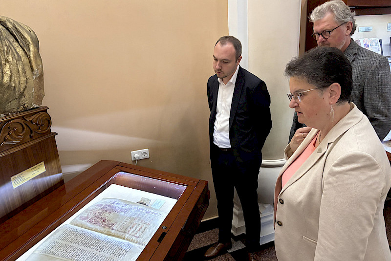 Stanislau Paulau, Gerd Schmidt und Claudia Becker (von links) beim Besuch des Museums des Instituts für alte Handschriften „Matenadaran“