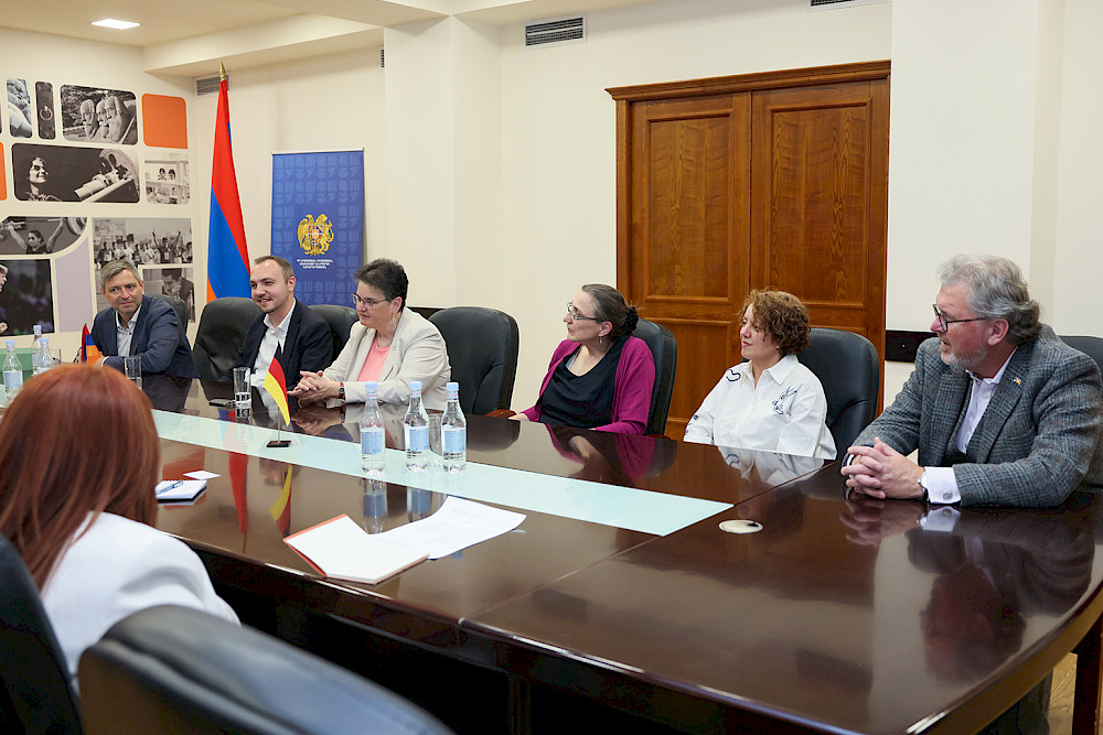 Die Delegation der MLU bei ihrem Besuch im armenischen Ministerium für Bildung, Wissenschaft, Kultur und Sport: Boris Wille, Stanislau Paulau, Claudia Becker, Cornelia Horn, Ani Shahnazaryan und Gerd Schmidt (von links)