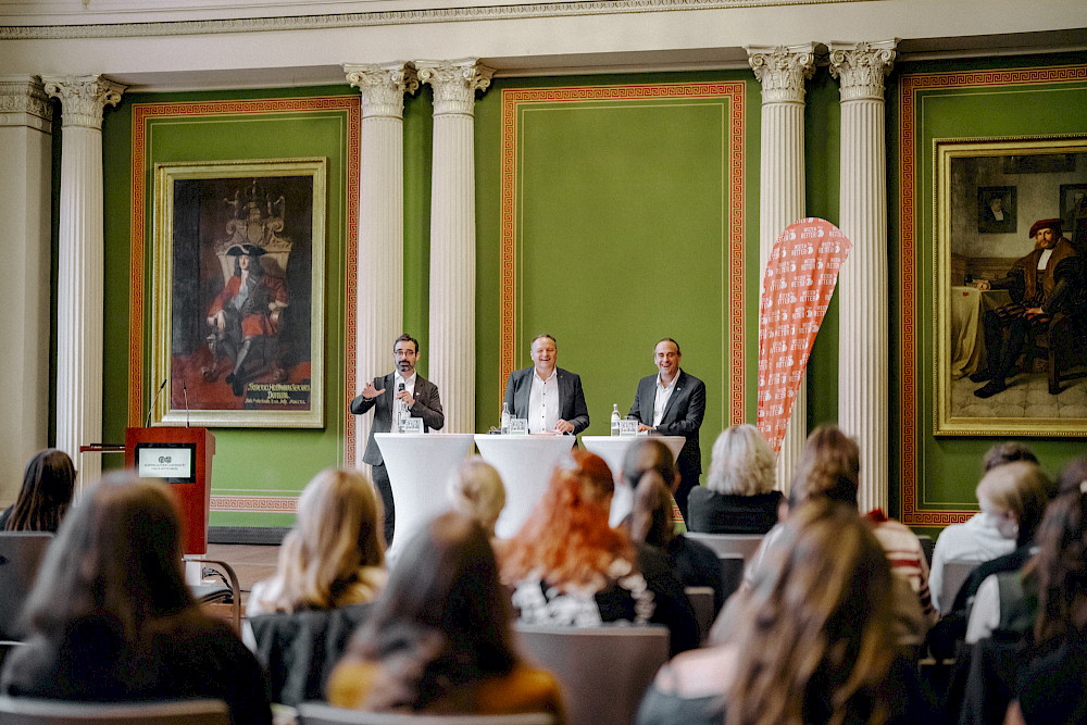 In der von Nico Elste moderierten Podiumsdiskussion antworteten Staatssekretär Jürgen Böhm und Prorektor Pablo Pirnay-Dummer (von links) auf die Fragen der Schülerinnen und Schüler.