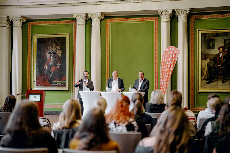 In der von Nico Elste moderierten Podiumsdiskussion antworteten Staatssekretär Jürgen Böhm und Prorektor Pablo Pirnay-Dummer (von links) auf die Fragen der Schülerinnen und Schüler.