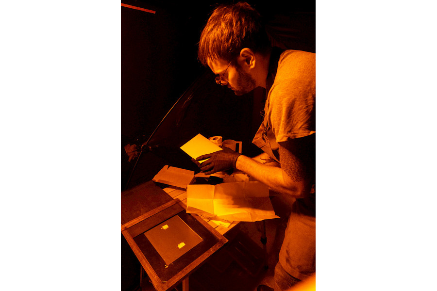 Fotograf Maximilian Zeitler in seiner temporären Dunkelkammer auf dem Steintor-Campus