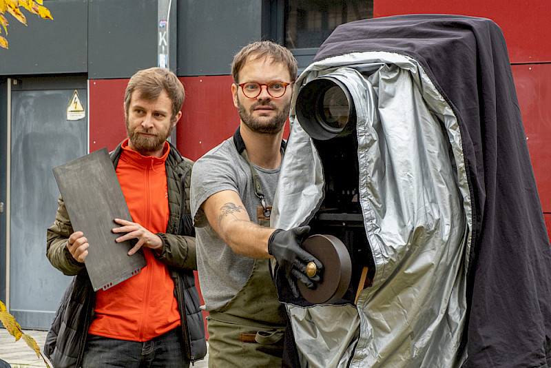 Fotograf Maximilian Zeitler bei der Erstellung der Aufnahme mit historischer Technik. Ein bis zwei Sekunden lang ist die Belichtungszeit.