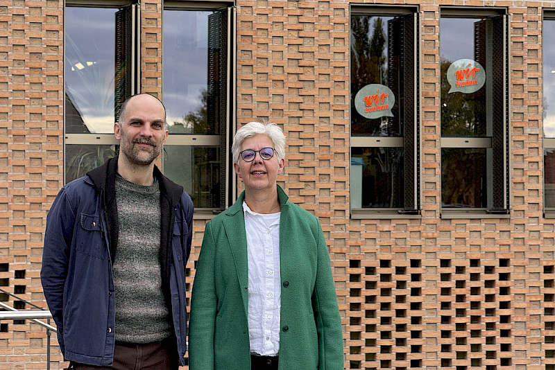 Petra Dobner und Steffen Hendel auf dem Steintor-Campus, wo es sowohl innerhalb der Projektwoche "In Verteidigung der Demokratie" als auch innerhalb des Wir-Festivals Veranstaltungen geben wird.