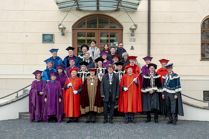 Am Eingang zur Leucorea stellte sich der Akademische Senat zum Gruppenfoto auf.