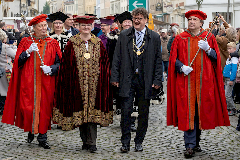 Traditionell zog der Akademische Senat vom Rathaus zur Leucorea - angeführt von Rektorin Claudia Becker und Oberbürgermeister Torsten Zugehör.