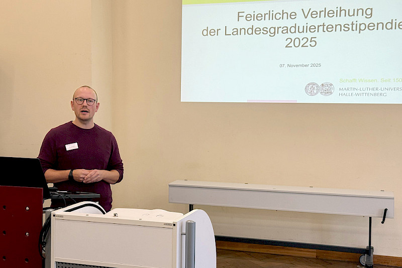 Alan van Keeken stellt die Promovierendenvertretung vor.