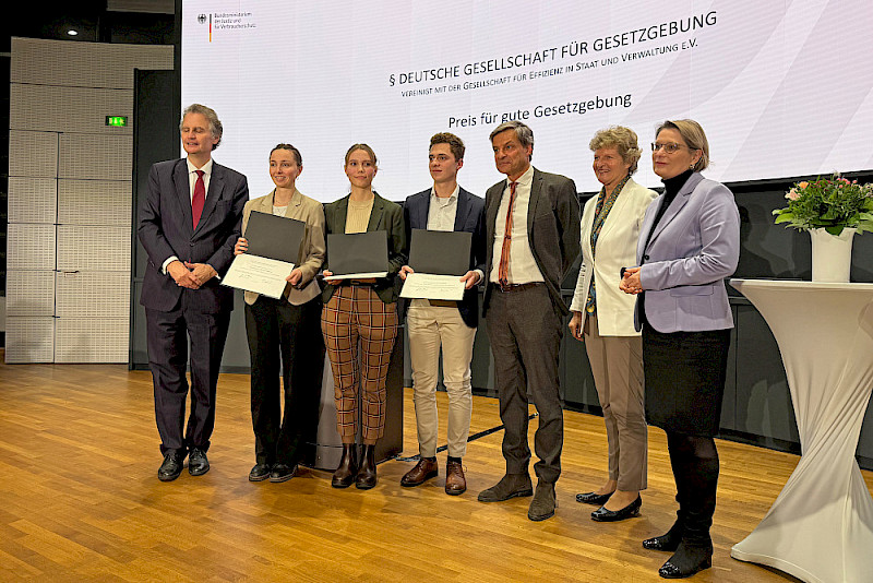 Bei der Preisverleihung: Günter Krings, Cathrin Rottschäfer, Ann Christin Reckel, Robert Ahrend, Ulrich Karpenstein, Gisela Meister-Scheufelen und Bundesjustizministerin Stefanie Hubig (von links)