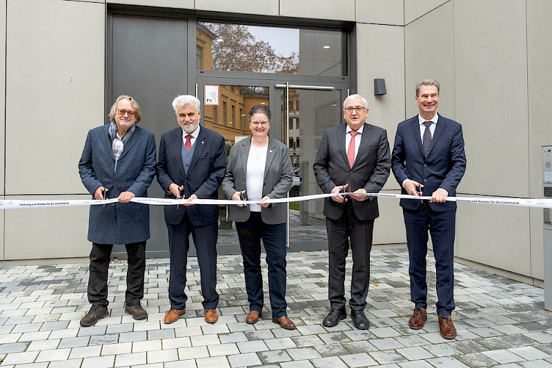 Harald Meller, Armin Willingmann, Claudia Becker, Michael Richter und Alfred Funk schnitten das Band am Laborneubau durch.