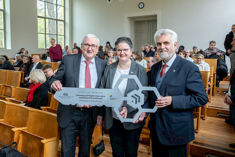 Finanzminister Michael Richter (links) und Wissenschaftsminister Armin Willingmann übergaben den symbolischen Schlüssel an Rektorin Claudia Becker.