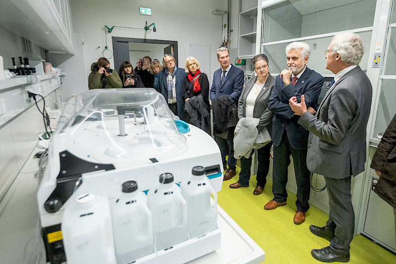 Geobotaniker Helge Bruelheide (rechts) führte die Gäste durch den Forschungsneubau.
