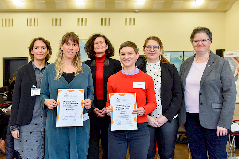 Michaela Frohberg vom KGC, Kira Wybierek, Jury-Mitglied Anita von Poser, Julia Dichte, Sarah Schulze, Gleichstellungsbeauftragte des Landes Sachsen-Anhalt, und Rektorin Claudia Becker bei der Preisübergabe (von links)