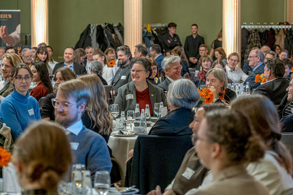 Die Stimmung in der vollen Aula war gut: Nicht nur Rektorin Claudia Becker (Bildmitte) hatte bei der Übergabe der Deutschlandstipendien Grund zum Lachen.