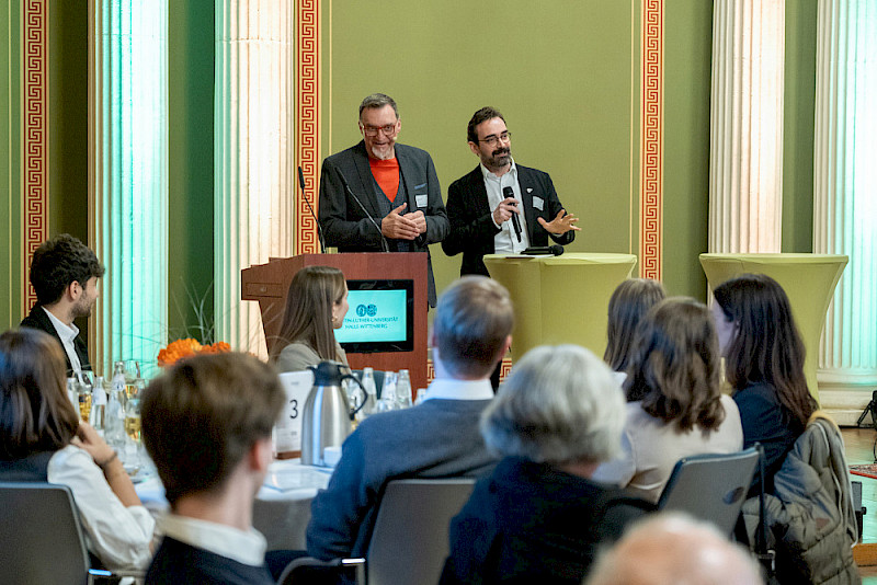 Moderator Gerald Perschke (links) und Germanist Nico Elste, der bei der Übergabeveranstaltung eine besondere Rolle einnahm: Er ließ die Gäste einen unterhaltsamen Deutsch-Test absolvieren.