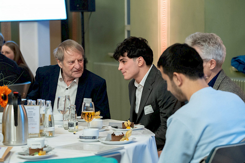 Mathematik-Student Albert Arzumanian neben einem der langjährigen Förderer: Wolfgang Lassmann (links).