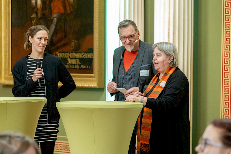 Journalist Gerald Perschke führte durch die Veranstaltung - hier im Interview mit der emeritierten Professorin Ursula Hirschfeld und Studentin Eva Ritzer.