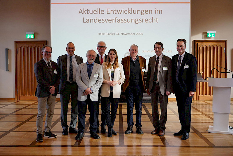 Hochkarätig besetzt: Zu den Teilnehmern der Tagung gehörten Volker Haug (Hochschule Ludwigsburg), für die Landesverfassungsgerichte Christoph Brüning (Schleswig-Holstein) und Claus Dieter Classen (Mecklenburg-Vorpommern), Rechtsanwalt Christopher Lenz, für den Thüringer Verfassungsgerichtshof Anika Klafki, der ehemalige Direktor des Deutschen Bundestags Horst Risse, Gastgeber Winfried Kluth sowie Andreas Heusch für den Verfassungsgerichtshof Nordrhein-Westfalen (von links).