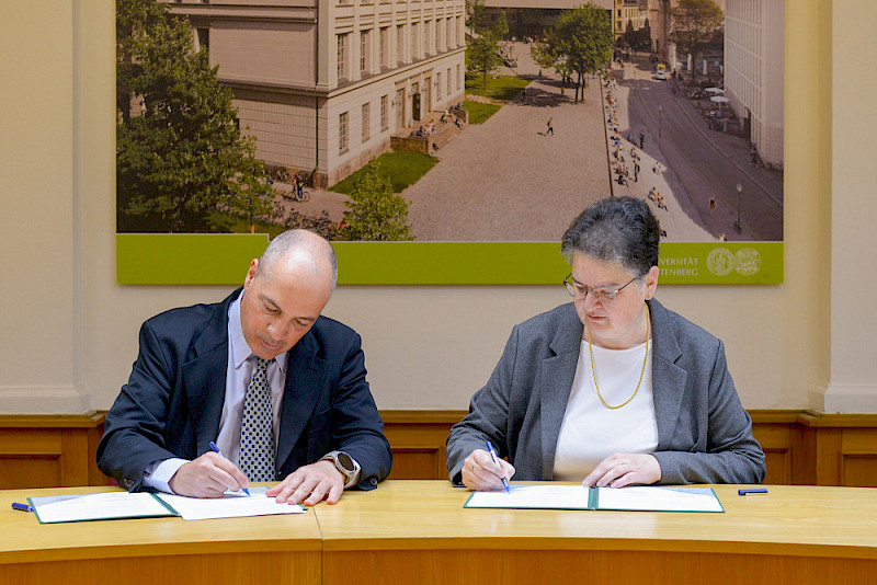 Marcelo Schenk Duque und Claudia Becker bei der Unterschrift