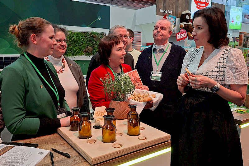 Bundesforschungsministerin Dorothee Bär im Gespräch mit Bernhard Westerman (IPB Halle - Leibniz-Institut für Pflanzenbiochemie ), Klaus Pillen (DiP-Sprecher),  Elena Kashtanova (HS Anhalt), Claudia Becker (Rektorin der MLU)  und Arianne Schnabel (IPB) (von rechts).
