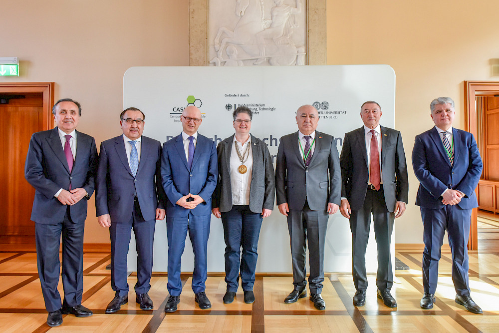 Gemeinsames Foto mit allen fünf Botschaftern der zentralasiatischen Länder (von links): S. E. Imomudin Sattorov (Tadschikistan), S. E. Nurlan Onzhanov (Kasachstan), Staatssekretär Marcus Pleyer, Rektorin Claudia Becker, S. E. Omurbek Tekebaev (Kirgisistan), S. E. Berdymurat Redjepov (Turkmenistan) und S. E. Dilshod Akhatov (Usbekistan)