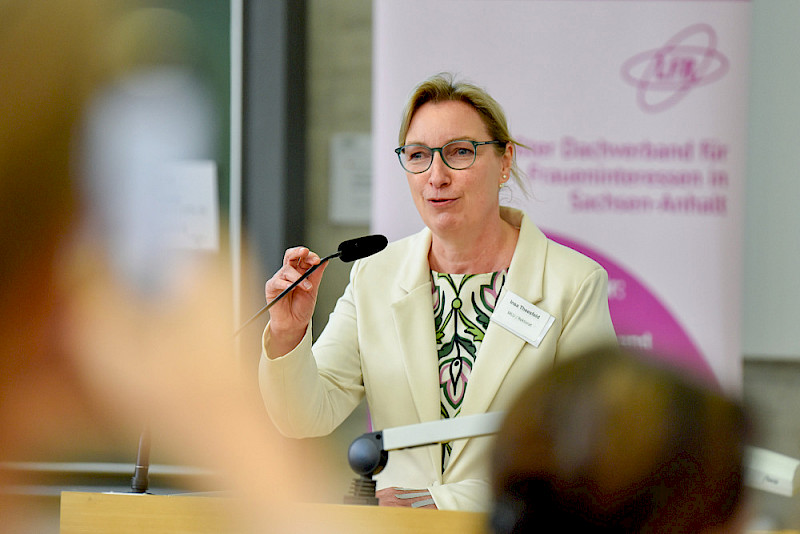 Prorektorin Insa Theesfeld begrüßte die Teilnehmerinnen für die MLU.