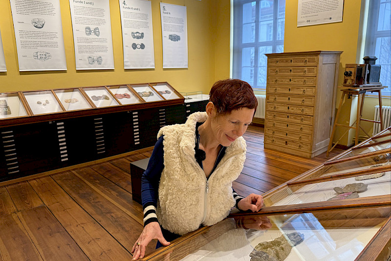 Beate Eismann, freischaffende Künstlerin und Projektmitarbeiterin im Zentralmagazin Naturwissenschaftlicher Sammlungen, in der neuen Ausstellung