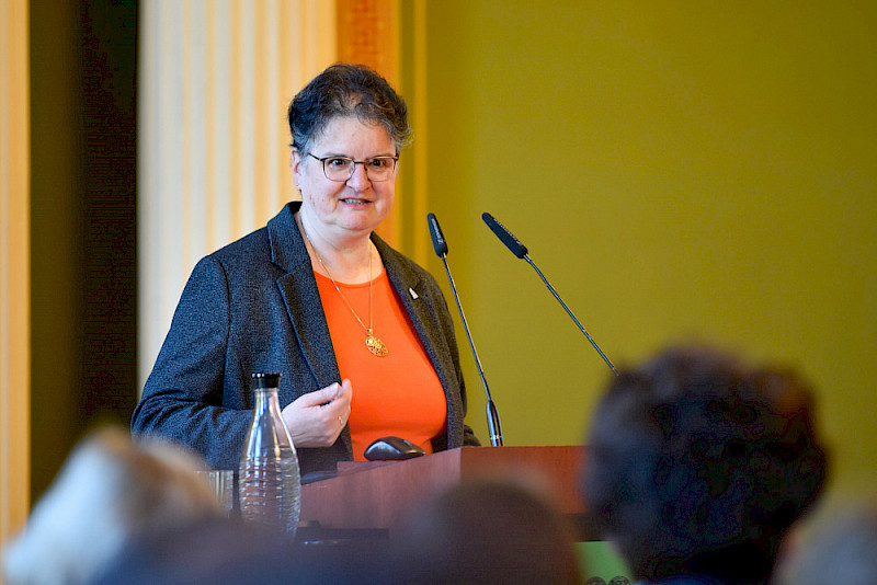 Rektorin Claudia Becker bei ihrem Grußwort