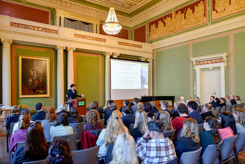 Torsten Fritzlar, Direktor des Zentrums für Lehrerbildung, begrüßte die 37 Absolventinnen und Absolventen.