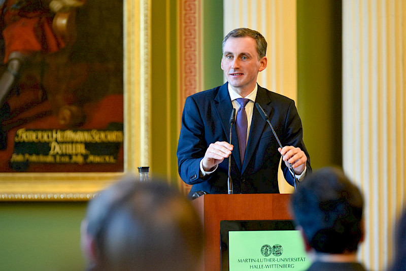 Bildungsminister Jan Riedel gratulierte den Absolventinnen und Absolventen.