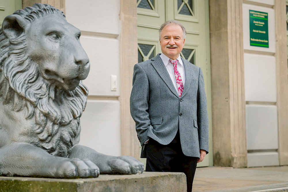 René Csuk - hier vor dem Löwengebäude der Uni - tritt nach 32 Jahren an der MLU in den Ruhestand.