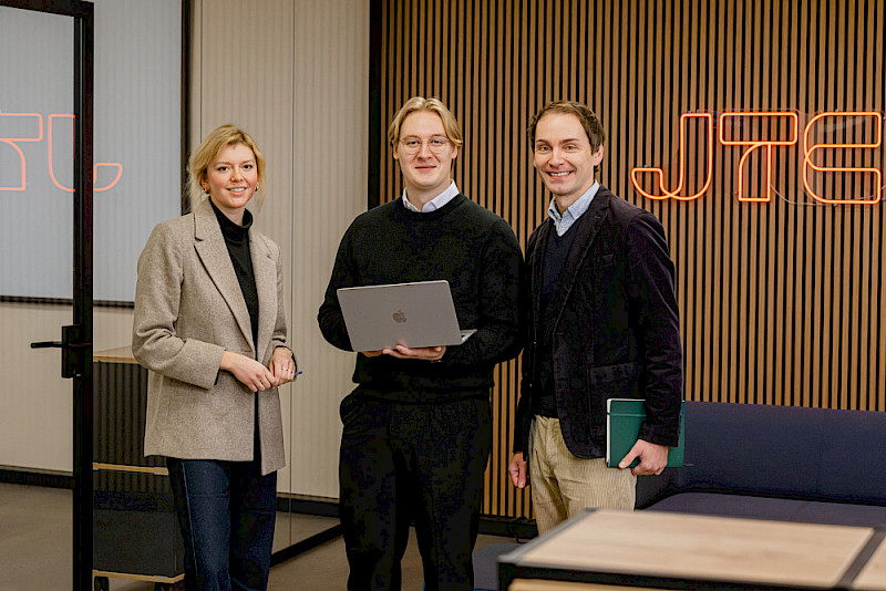 Georgia Könemann, Patrick Fett und Konstantin Branovitskiy (von links) arbeiten an smarten Lösungen für Justiz und Verwaltung.