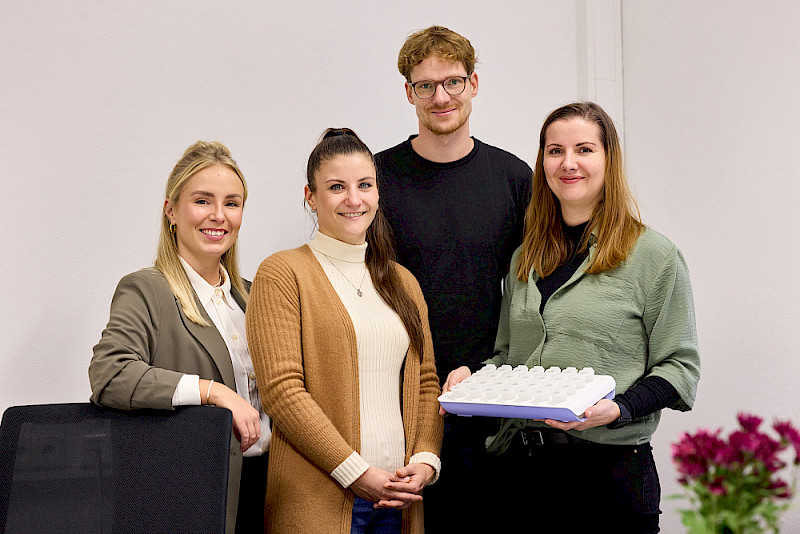 Testen den Einsatz der „Anabox“: Entwickler Robert Gühne mit Laura Rothmann, Julia Müller und Madeleine Ritter-Herschbach (von links) von der Universitätsmedizin Halle