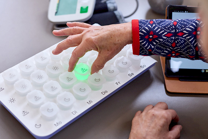 Die „Anabox“ lässt sich programmieren und erinnert per Lichtsignal an die Medikamenteneinnahme.