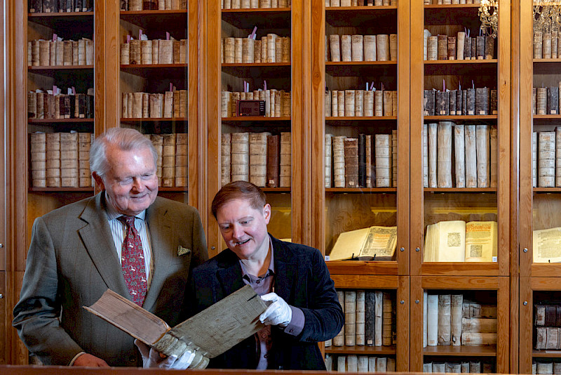 Busso von Alvensleben und Julia Knödler in der Bibliothek auf Schloss Hundisburg