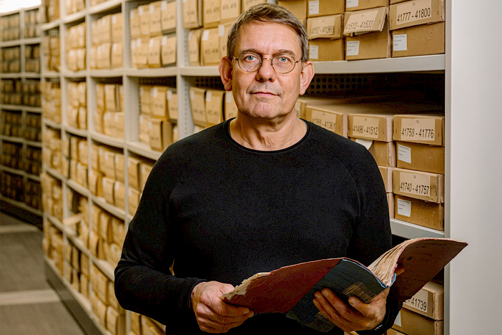 Friedemann Stengel im Archiv der Universität mit der Akte von Mojssej Woskin-Nahartabi