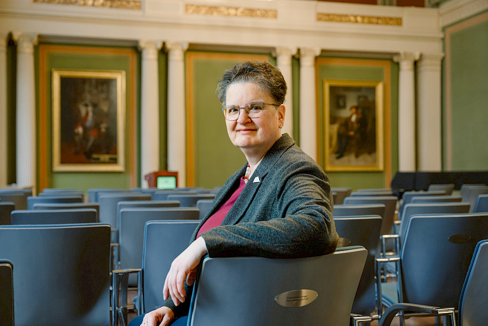 Auf dem Fundament der Tradition die Zukunft gestalten: Rektorin Claudia Becker in der Aula der Universität