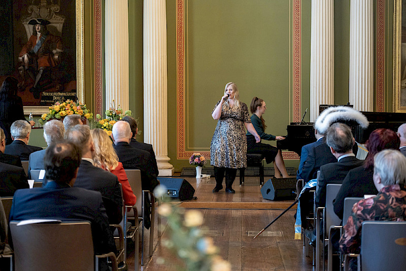 Sängerin Julia Preußler und Josi Rabehl am Klavier begleiteten die Rede der Rektorin musikalisch.