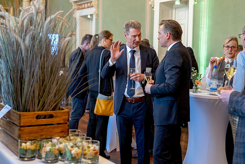 Kanzler Alfred Funk im Gespräch mit Staatssekretär Thomas Wünsch