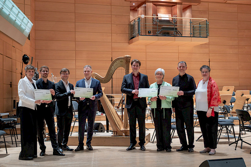 Scheckübergabe durch das VFF-Präsidium an die Leiter der Universitätsensembles. Zu sehen sind: Katrin Rehschuh, Daniel Spogis, Michael Lieb, Jan Röder, Keno Weber, Jutta Schubert, Bernhard Prokein und Claudia Becker (von links).