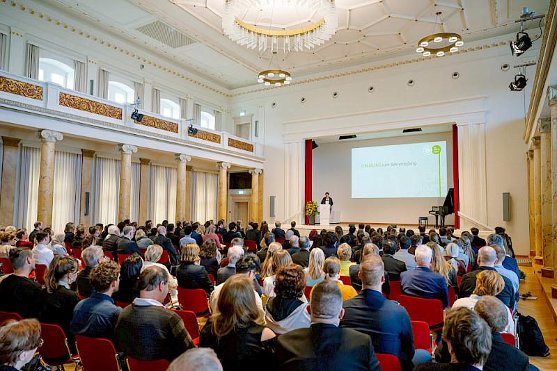 Im Festsaal der Leopoldina ehrte die Universität all jene, die ihre Habilitationen oder Promotionen erfolgreich abgeschlossen haben.