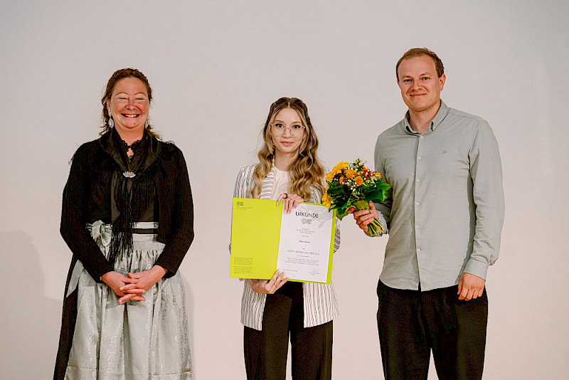 Prorektorin Christine Fürst mit Eileen Richter, die für ihre Masterarbeit mit dem Anton-Wilhelm-Amo-Preis geehrt wurde, und Betreuer Markus Spitzer (von links)